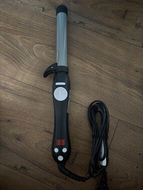 Beachwaver S1 Black and Silver Rotating Curling Iron with Clamp 1” barrel